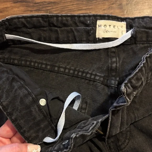 Motel Women’s Black Relaxed Straight-Leg Jeans - Picture 3 of 7